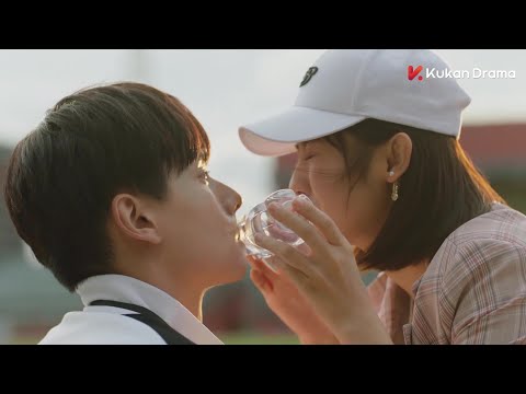 Видео: Она поцеловала его через бутылку с родниковой водой, чтобы быть на шаг ближе к нему.