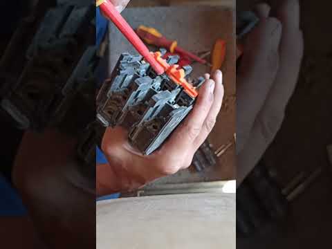 Видео: Разборка и сборка контактора малогабаритного и устранение одной из причин неисправности.