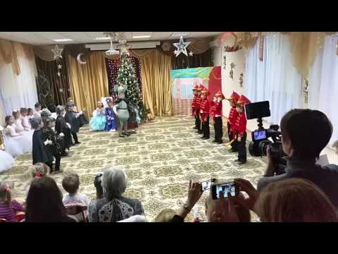 Видео: Бой солдатиков с мышами