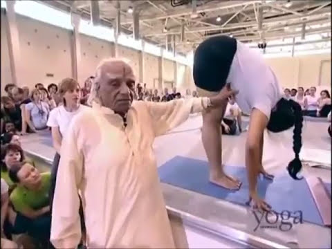 Видео: Падангуштхасана / Падахастасана Уттанасана /Наклон к ногам/  Йога начинающим/ БКС Айенгар Йога /Йога