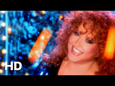 Видео: Алла Пугачёва - Снег падает на всех [«Новогодняя ночь на Первом»] 2004