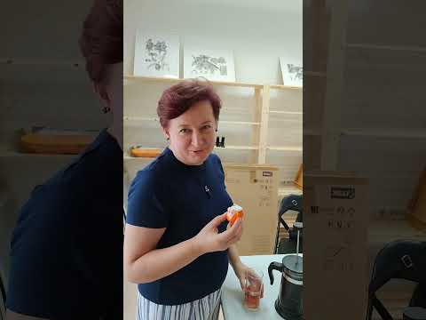 Видео: Фофис: сделали вешалку и прикрутили телевизор, почти готовы открываться