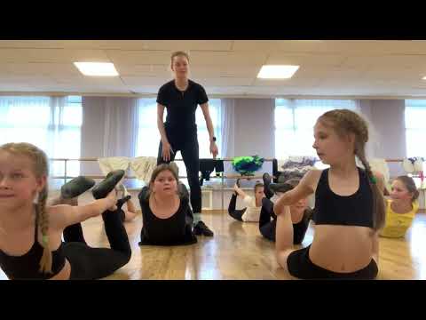 Видео: Открытый урок по хореографии (разминка)