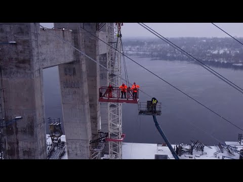 Видео: Запорожский мост сегодня. Работа электриков. Установка элементов подсветки на ванты. Дефшов