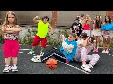 Видео: МИНИ УЧИТЕЛКАТА СЕ ВЪРНА, за да отмъсти на учениците 😲Любовни истории в KiKiDo Campus Bulgarian