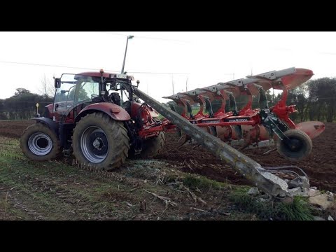 Видео: Зачем они это делают? Тупой против профессионала. Смешные моменты с тракторами! Первобытные люди ...
