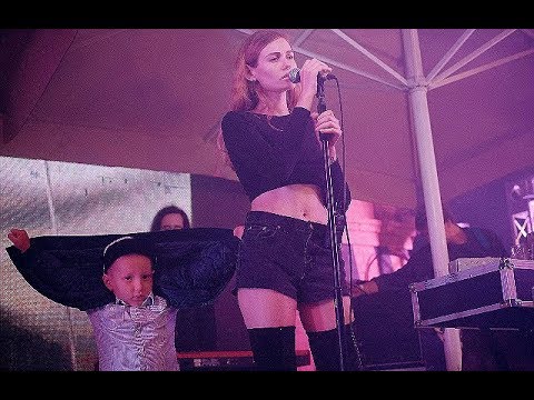 Видео: ЛУНА — Грустный дэнс / Нож / Лютики (live)