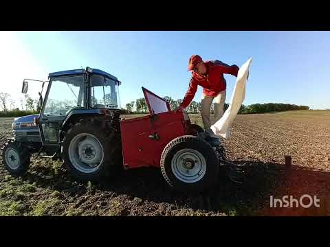 Видео: 2 травня сіємо сою японцьом сівалкою сімульта 200. Поставив ящика з грузом 70кг і зробив граблину.
