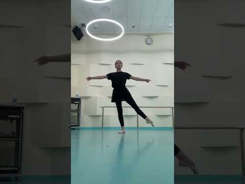 Видео: Battement tendu frappe на середине зала