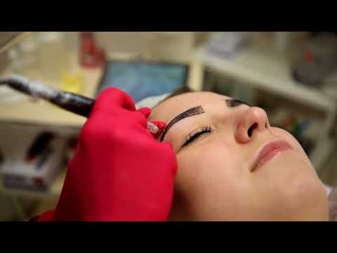 Видео: Как проходит процедура перманентного макияжа бровей