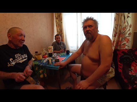 Видео: У БОМЖЕЙ НОВАЯ ЖИЗНЬ КОМНАТА И ВЕСЕЛЫЙ СОСЕД