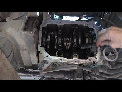 Видео: Замена маслосъёмных колпачков на Daihatsu Hijet 0,7 Дайхатсу Хайджет 2010 года 3часть