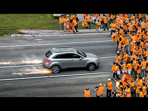 Видео: Когда машины не останавливаются перед протестующими!