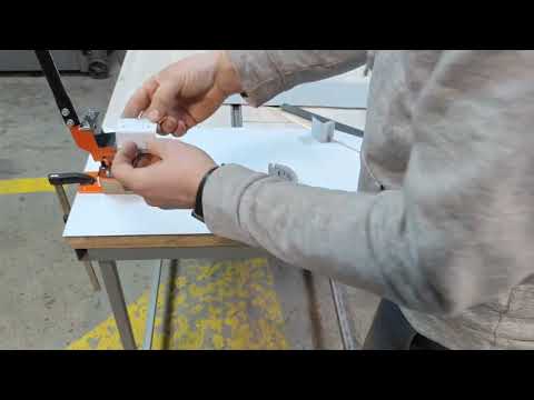 Видео: Машинка по производству клямеров для фальцевой кровли.