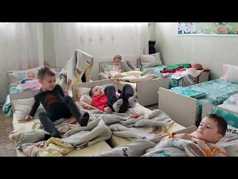 Видео: Руханка "Лапки в тапки". Міжнародний день котиків. група "Вишенька" м/к  Людмила Гущіна