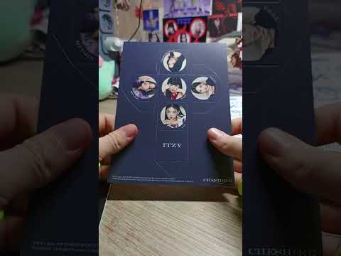 Видео: Кто выше биас в итзи?Мой лия)) распаковка альбома итзи чешир #итзи #kpop #альбом #распаковка@ITZY