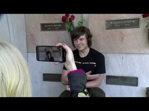 Видео: Прохор Шаляпин на могиле Мэрилин Монро. Лос-Анджелес,  Вествудское кладбище, 2019 г.