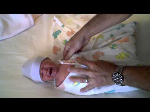 Видео: Как мило пеленать новорожденного ребенка