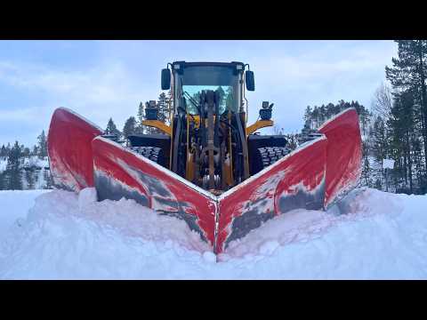 Видео: Расчистка Дороги от Уплотнённого Снега | Volvo L120E + V-Отвал
