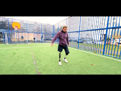 Видео: ЧАСТЬ 5 : На ПРОТЕЗАХ НОГ учусь ХОДИТЬ без костылей. "Микропроцессорные Японские "коленки".