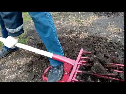Видео: Дачный сезон #1.  Обзор чудо лопаты  Садово огородный рыхлитель Крот .
