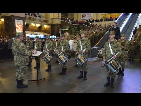 Видео: Флешмоб. Киев. Вокзал. Марш нової армії. Барабанщики 1080p Київ. Гімн ОУН