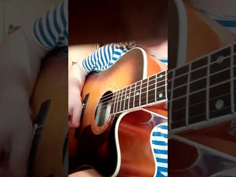 Видео: Неплохая по звуку бюджетная гитара из шпона липы после ремонта головы грифа 