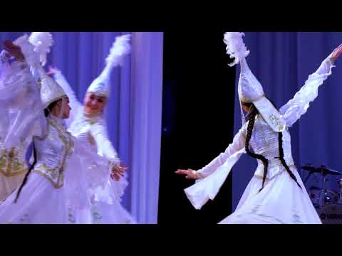 Видео: "Ак кайындар" - казахский танец (24 мая 2018 г)