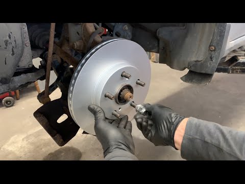 Видео: Toyota Corolla -Замена передних тормозных колодок и дисков