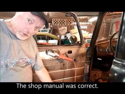 Видео: Замена и установка стеклоподъемника в автомобиле Chevy 3100 1949 года.