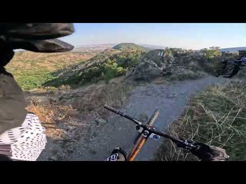 Видео: Карандила DH Спускане на кутелка