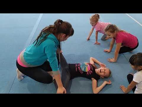 Видео: Растяжка у младшей группы / Stretching the younger group