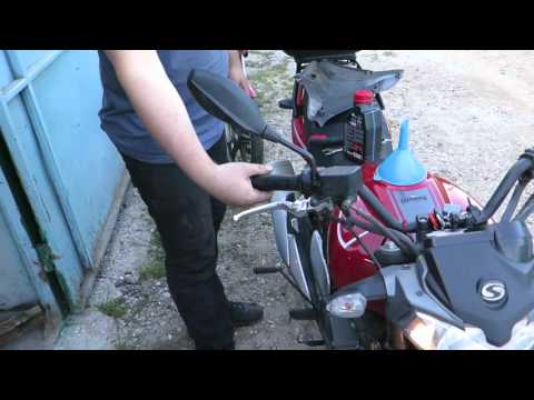 Видео: Как заменить масло в мотоцикле