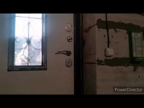 Видео: Входная дверь плохо закрывается? Поможет скотч.