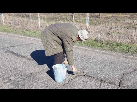 Видео: Бай Георги, който сам кърпи дупките на пътя: Спасявам хората от стрес