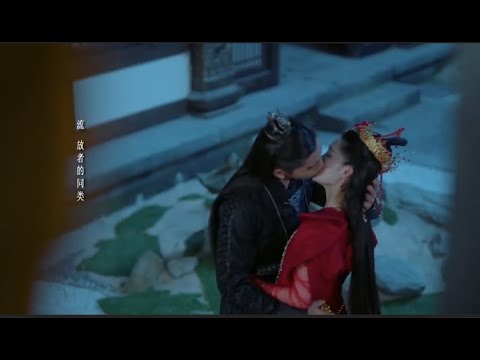 Видео: Выпив свадебного вина, они обнялись и поцеловались.