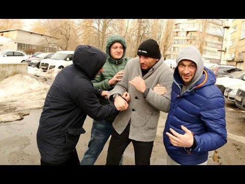 Видео: Один  Против Троих - Пошаговая Инструкция Как Вести Себя в Драке