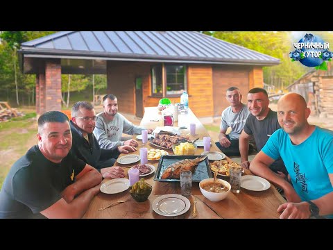 Видео: На хутор приехало 5 родных братьев на помощь. Что они успели сделать за пару дней? Где взять мебель?