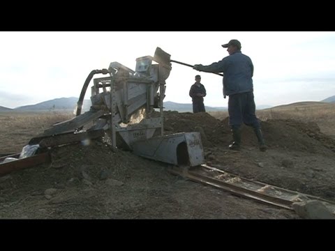 Видео: Как добывают золото вольные старатели
