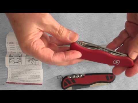 Видео: Victorinox Picknicker vs Victorinox Nomad-что выбрать?
