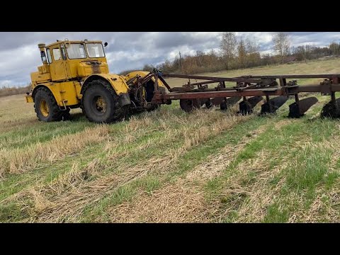 Видео: Старинный плуг для К-700. Испытал в борозде.