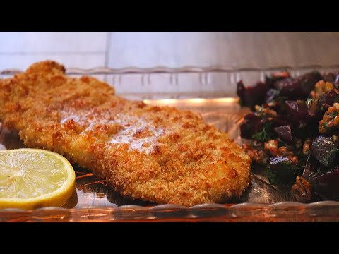 Видео: Сочен свински шницел в пармезанова панировка  сготвен на фурна.Гарнираме със салата от цвекло  .