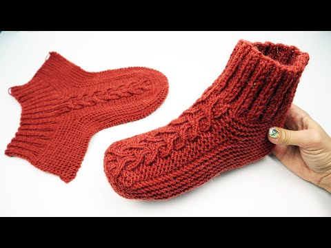 Видео: Простые вязаные тапочки с узором. Теплые следочки спицами на холода