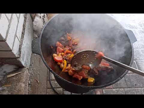 Видео: Дикая утка с грибами и овощами в казане.