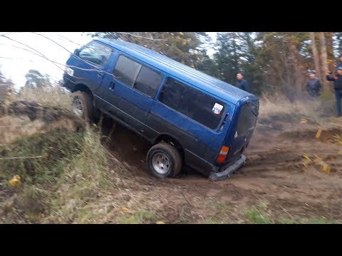 Видео: На автобусе по бездорожью! Подготовленный Toyota HiAce vs Jeep Grand Cherokee