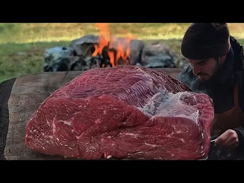 Видео: Как приготовить говядину| Огромный кусок мяса у костра #yummmmy 
