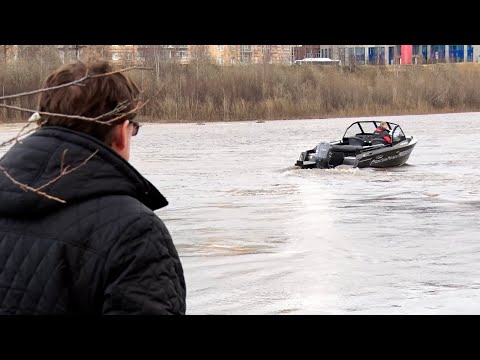 Видео: В Новом Уренгое вторые сутки разыскивают парапланериста, упавшего в реку Седе-Яха