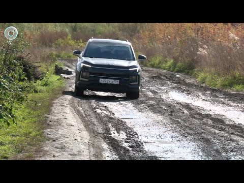 Видео: Большегрузы разрушили дорогу возле ипподрома