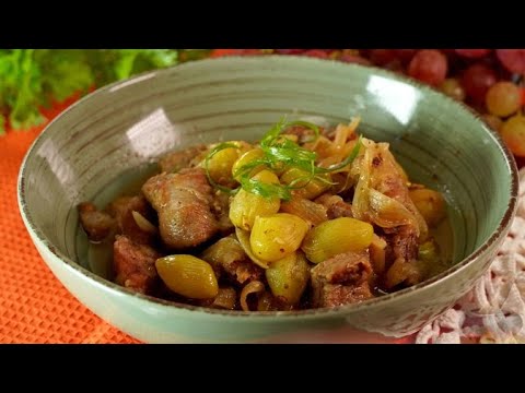 Видео: Богатство вкусов в каждом кусочке. СВИНИНА, ТУШЕННАЯ С ВИНОГРАДОМ И ВИНОМ