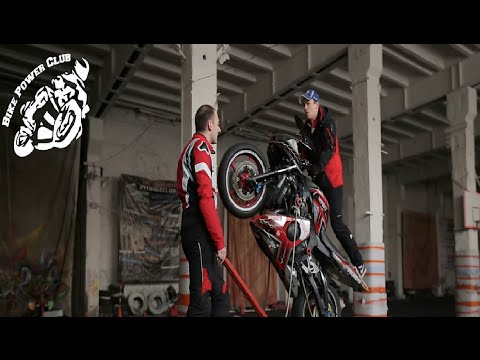 Видео: Езда на заднем колесе в балансе, Вилли-машина Дока| Bike Power Club Wheelie Machine